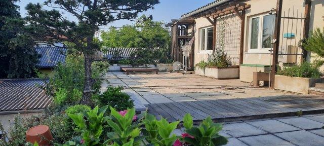 V E R M I E T E T  Wunderschöne 102 m² große, nicht einsehbare Terrasse mit Blick auf Felder in Randlage Objekt_196